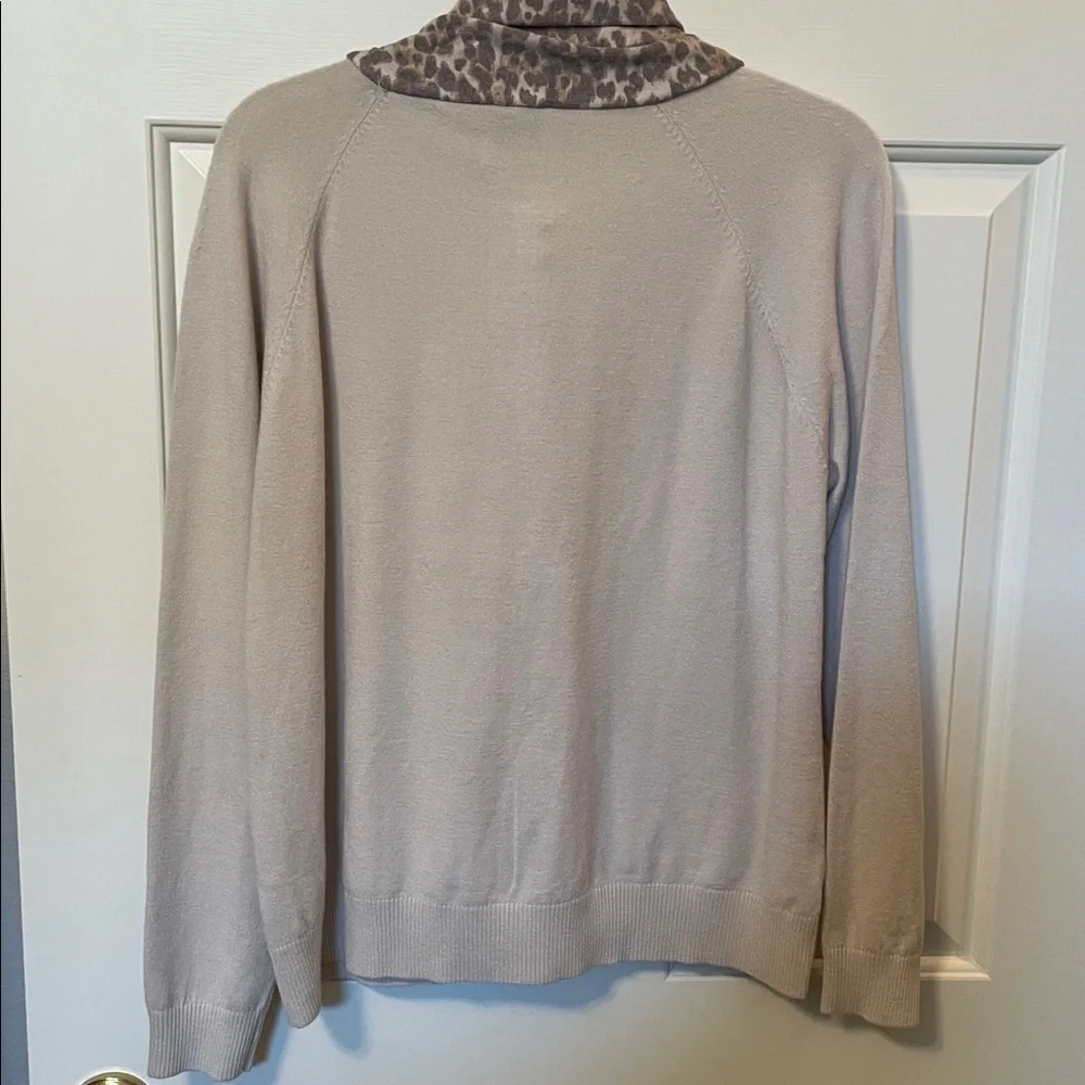 Sioni Light Beige Cardigan with Leopard Print Scarf